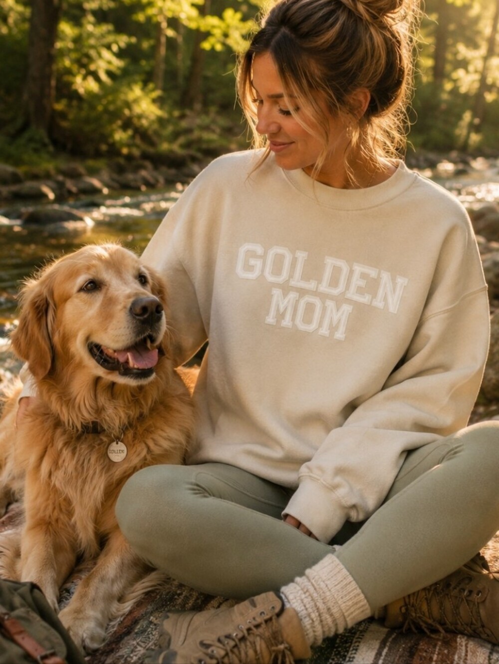 Golden Mom Graphic Sweatshirt Large Beige Crewneck Cozy Fleece Pullover Dog Mom